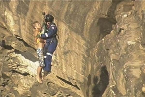 Пьяный турист уснул на скале в Австралии (7 фото)