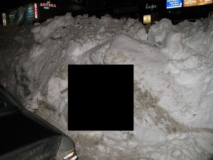 Беспощадная уборка снега на улицах города (3 фото)
