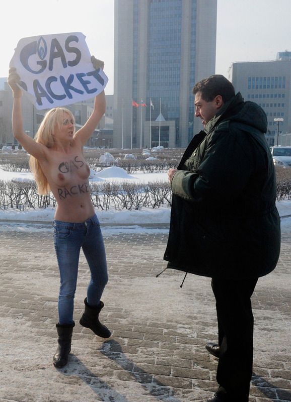 FEMEN гасят Газпром (22 фото + 1 видео)