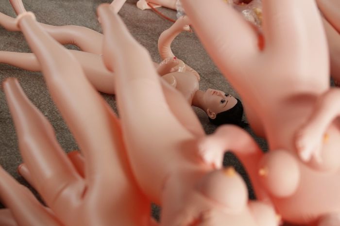 Китайская фабрика по производству секс-кукл (30 фото)