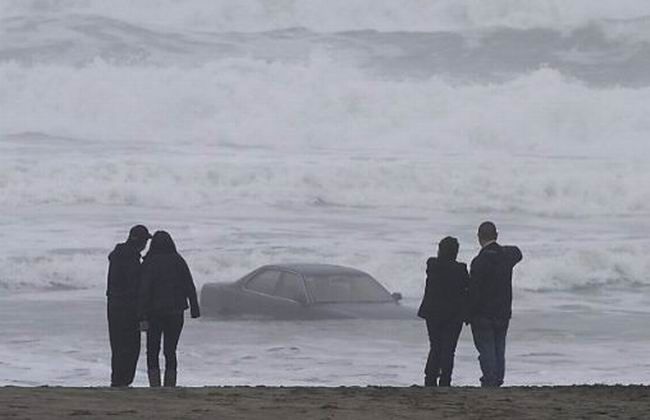 Тетенька на Lexus заехала в океан (18 фото+видео)