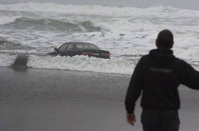 Тетенька на Lexus заехала в океан (18 фото+видео)