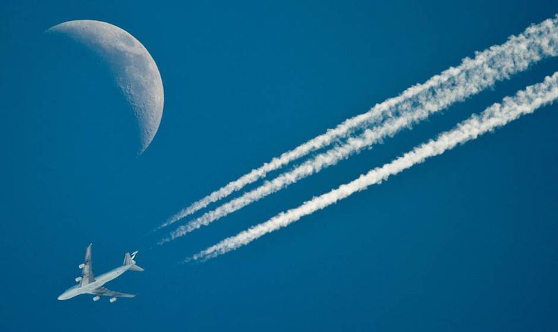 Самолеты на фоне луны и солнца (18 фото)