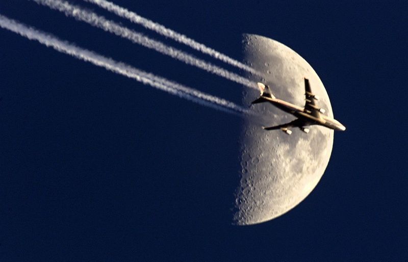 Самолеты на фоне луны и солнца (18 фото)