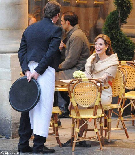 Джоли в первый съемочный день картины Турист. Сцена в кафе (4 фото)
