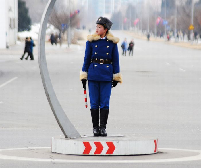 Молодые регулировщицы в Пхеньяне (56 фото+2 видео)