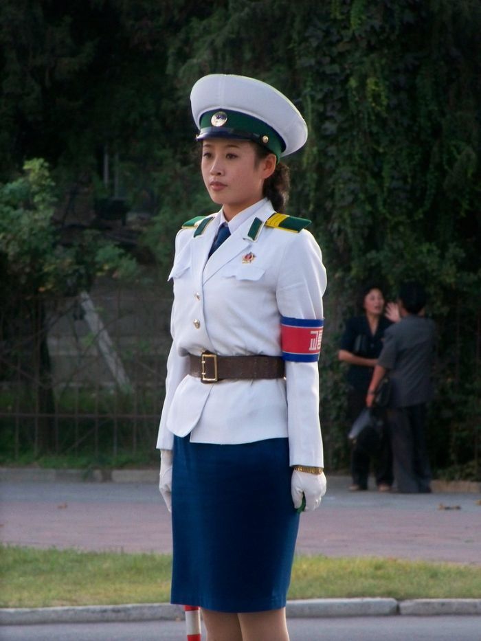 Молодые регулировщицы в Пхеньяне (56 фото+2 видео)