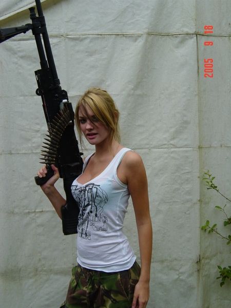 Сексуальные девочки с оружием (30 фото)