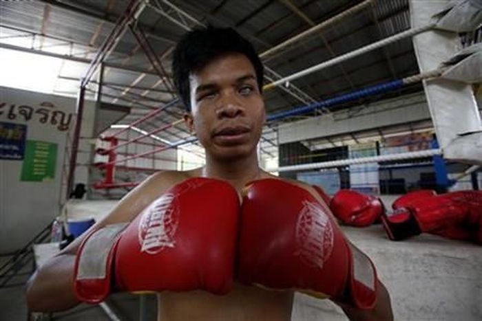 Слепой боксер из Таиланда (5 фото+2 видео)