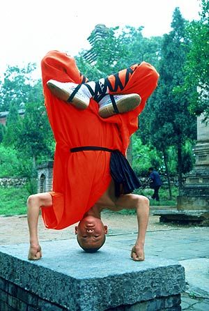 Фокусы шаолиньских монахов (11 фото)