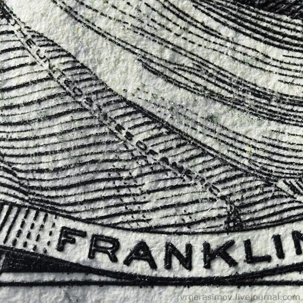 Микротекст THE UNITED STATES OF AMERICA спрятан на лацкане сюртука Франклина: