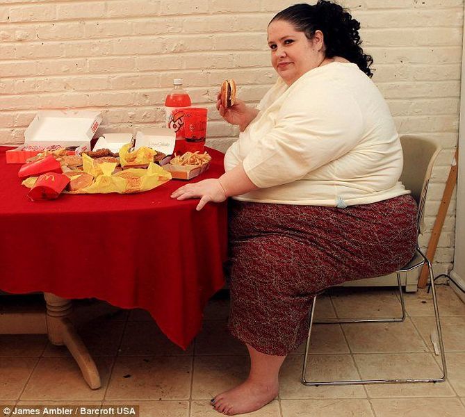 Женщина весом в 273 кг хочет потолстеть (5 фото)