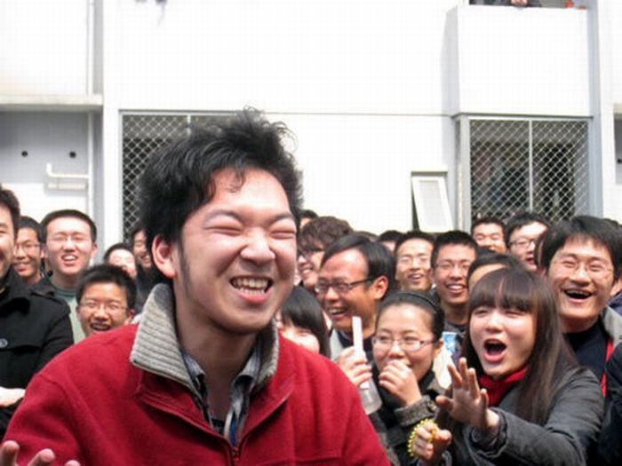 На свидание к китайской студентке пришли несколько тысяч парней (6 фото)