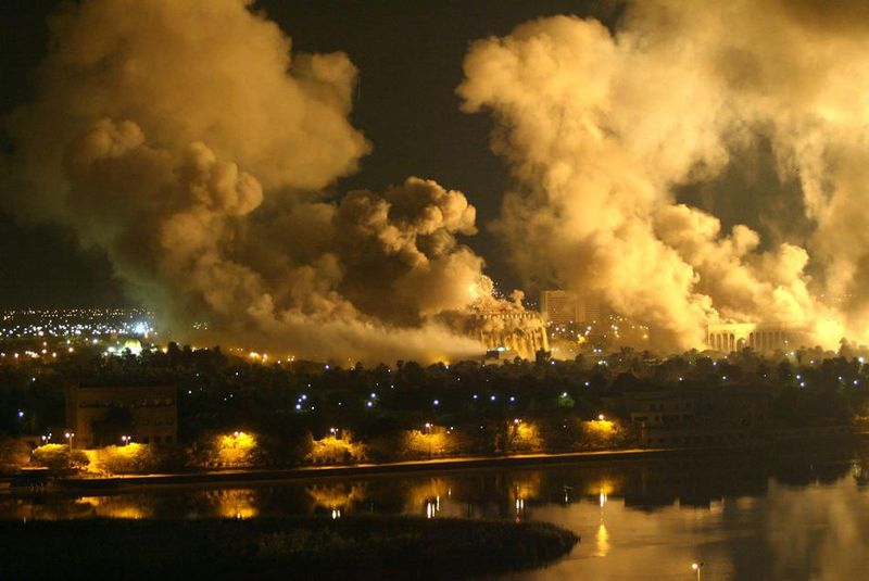 Дым покрывает президентский дворец в Багдаде 21 марта 2003 года после массированного американского воздушного налёта на иракскую столицу.
