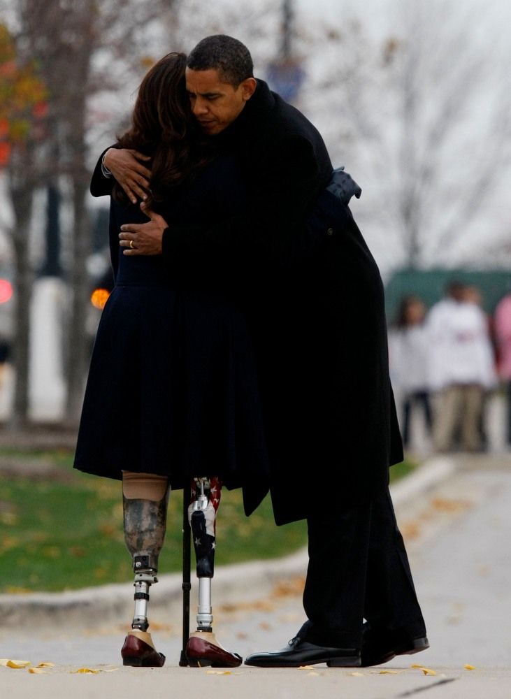 11 ноября, 2008. Новоизбранный президент Обама обнимает ветерана войны в Ираке Тэмми Дакворт во время церемонии возложения венков к солдатскому Мемориалу в Чикаго.