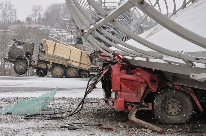 Самосвал сбил опору пешеходного моста (3 фото+видео)