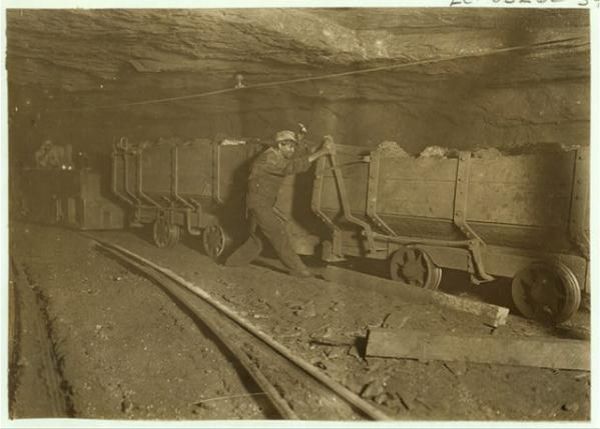 Дети-шахтеры начала XX века за работой (20 фото)