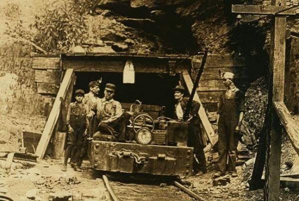 Дети-шахтеры начала XX века за работой (20 фото)