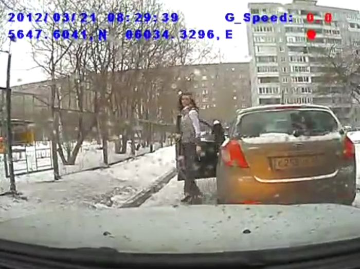 Девушка за рулем забыла про правила (видео)