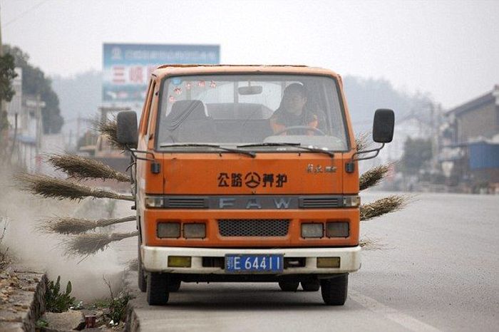 В Китае появилась самая необычная машина для уборки улиц (4 фото + 1 видео)