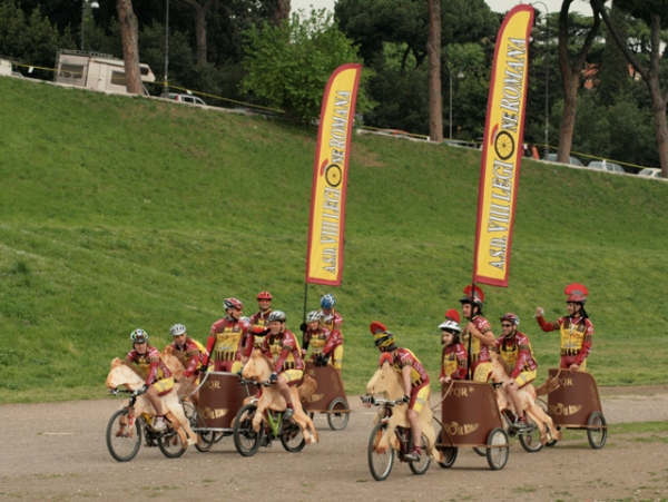 Гонки на велоколесницах в Риме (5 фото)