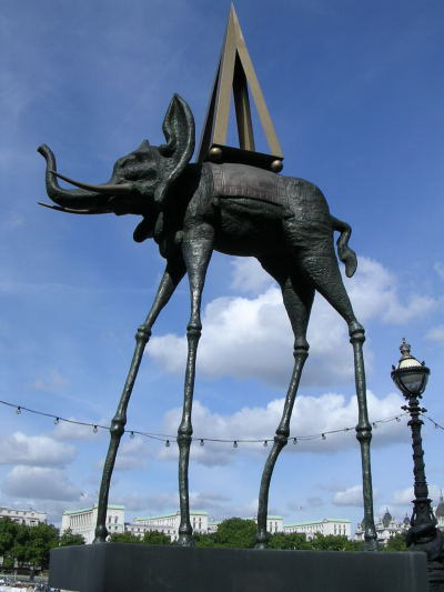 Памятник слону