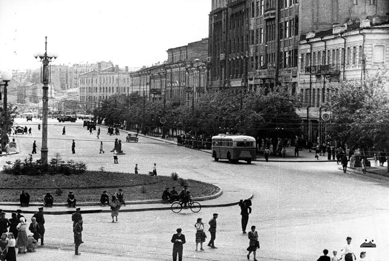 Площадь Сталина, май 1947 года. В 1961 году будет переименована в Площадь Ленинского Комсомола, а в 1991 году, уже в независимой Украине, площади вернут одно из ее исторических названий - Европейская (так она называлась с 1851 до 1869)