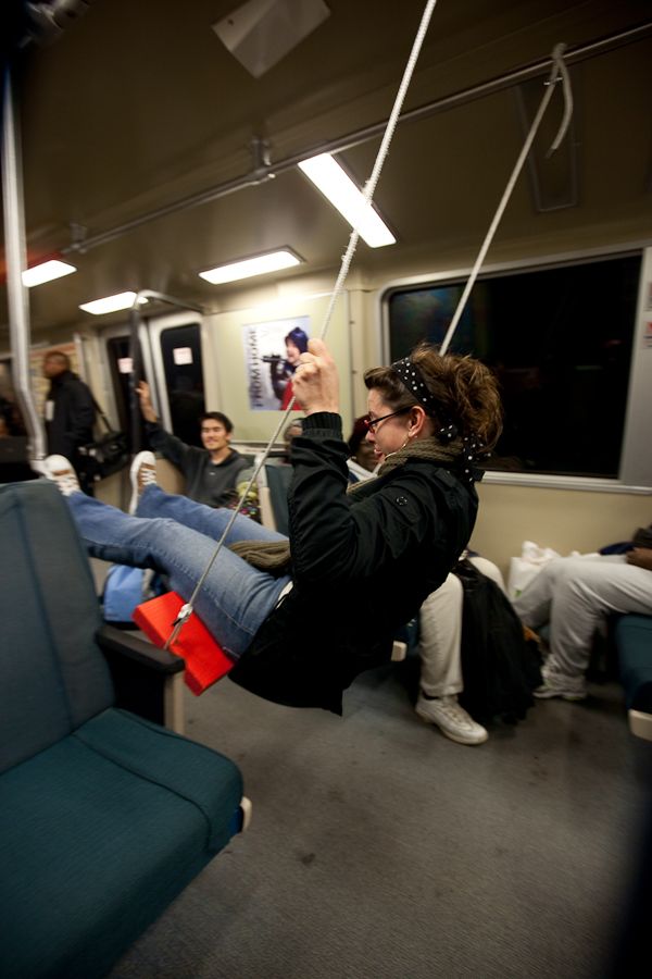 Качели в метро (10 фото)