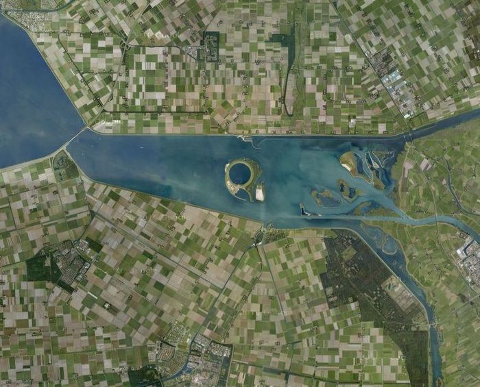 Полноэкранный режим Эйсселог Искусственный остров необычной формы создан для хранения токсичных веществ, полученных в процессе очистки озера. 