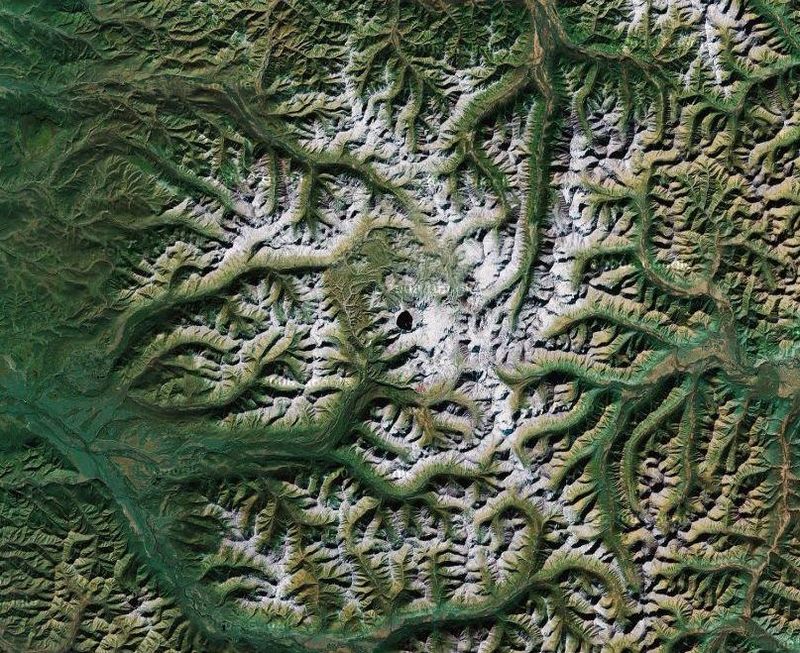 Вулкан Хангар Вулкан находится в южной части Срединного хребта на полуострове Камчатка. На месте его кратера образовалось небольшое, но живописное озеро. 
