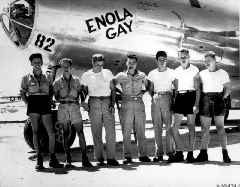 На этом снимке, предоставленном ВВС США, ¬– основная команда бомбардировщика B-29 «Энола Гей», с которого на Хиросиму была сброшена ядерная бомба «Малыш» 6 августа 1945 года. Пилот полковник Пол В. Тайббетс стоит по центру. Фото сделано на Марианских островах. Это был первый случай использования ядерного оружия во время военных действий в истории человечества.