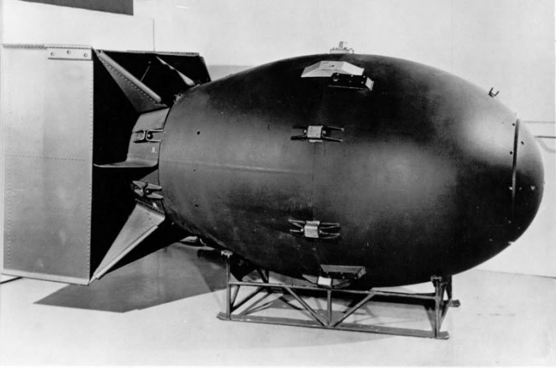 Эта фотография атомной бомбы, взорвавшейся над Нагасаки, Япония, во время Второй мировой войны, была обнародована Комиссией по атомной энергетике и Министерством обороны США в Вашингтоне 6 декабря 1960 года. Бомба «Толстяк» («Fat Man») была длиной 3,25 м, и диаметром 1,54 м, её вес составлял 4,6 тонн. Мощность взрыва достигала около 20 килотонн в тротиловом эквиваленте.