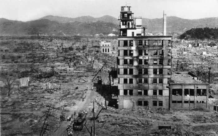  Остов здания среди руин 8 августа 1945 года, Хиросима.