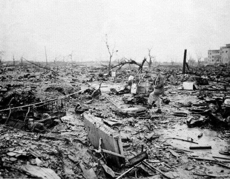  Спустя месяц после того, как 6 августа 1945 года взорвалась первая атомная бомба, журналист осматривает руины в Хиросиме, Япония.