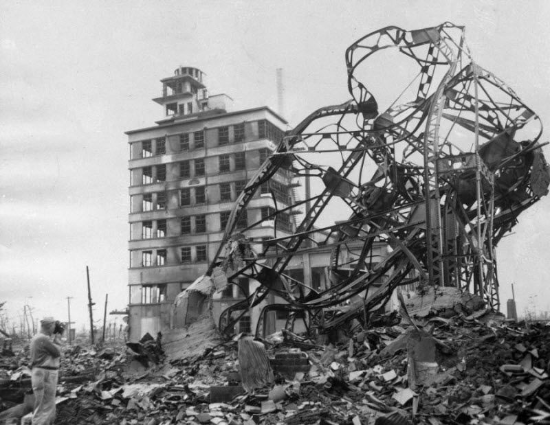 Руины и одинокий каркас здания после взрыва атомной бомбы над Хиросимой. Фото сделано 8 сентября 1945 года.
