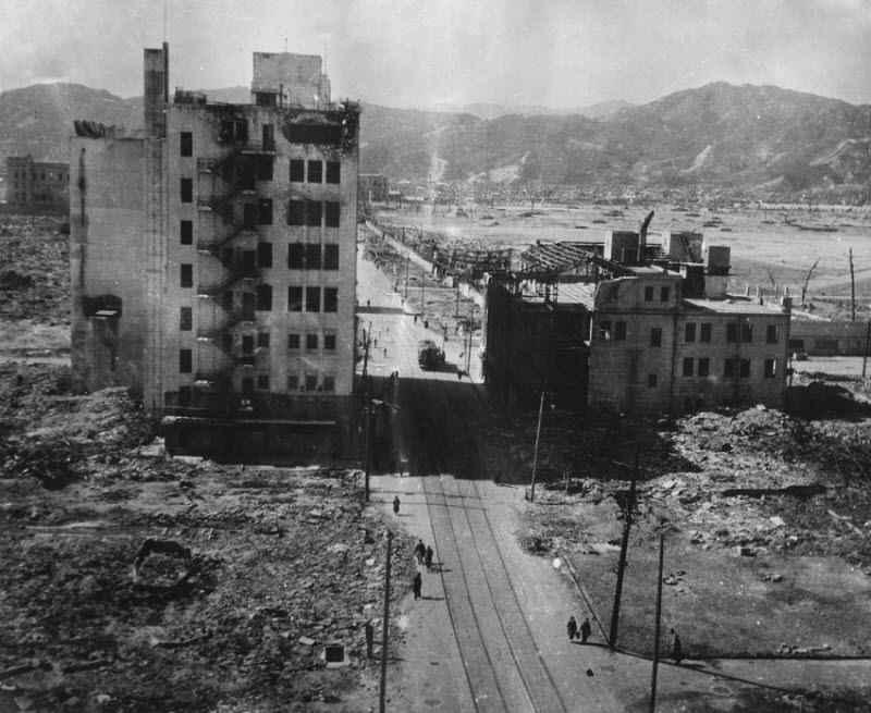  Вид на улицу Хачобори в Хиросиме вскоре после того, как на японский город была сброшена бомба.