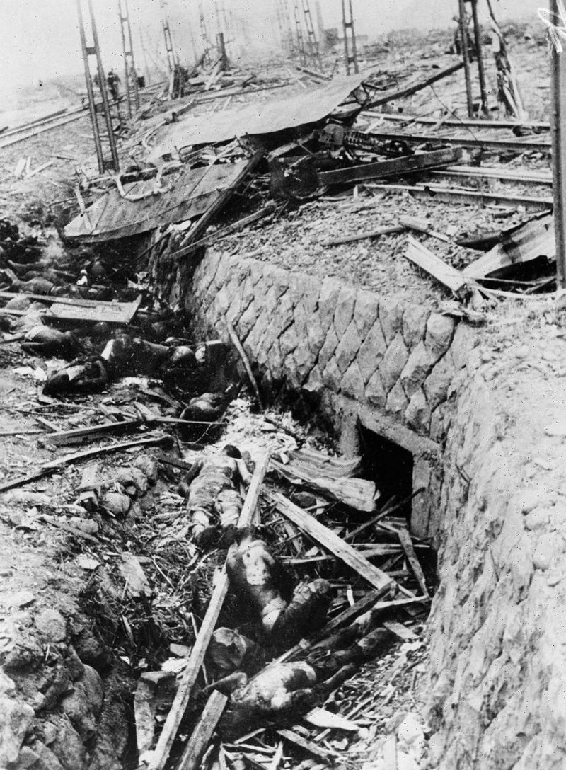 Трамвай (вверху в центре) и его мертвые пассажиры после взрыва бомбы над Нагасаки 9 августа. Фотография сделана 1 сентября 1945 года.