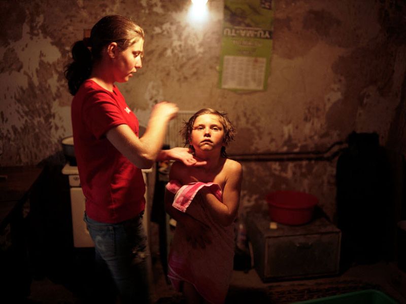4. 16-летняя Марина заботится о своей 9-летней сестре Габи. Их мать живет и работает в Италии, а отец – в России. (Andrea Diefenbach)
