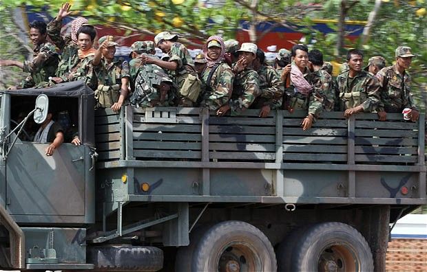  Камбоджийские солдаты проезжают в грузовике по провинции Оддар Минчи, в 12 милях от тайско-камбоджийской границы.