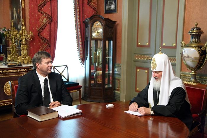 Патриарх Кирилл в Зазеркалье (8 фото)