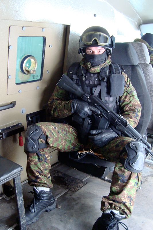Полицейский спецназ на Кавказе (26 фото)