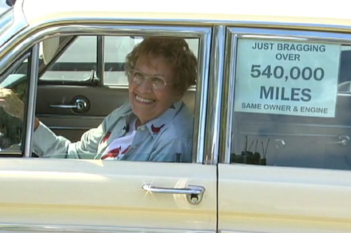 Бабуля проехала на машине почти миллион километров! (4 фото+видео)