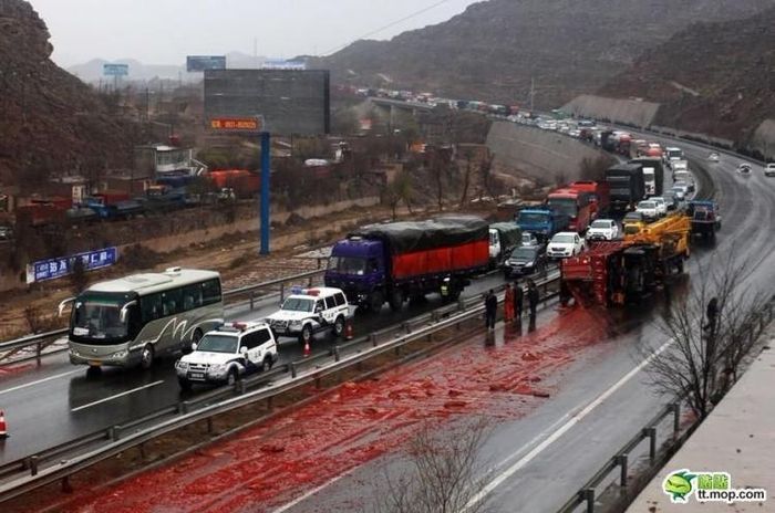 Тонны соуса чили на дороге из-за аварии грузовика (6 фото)