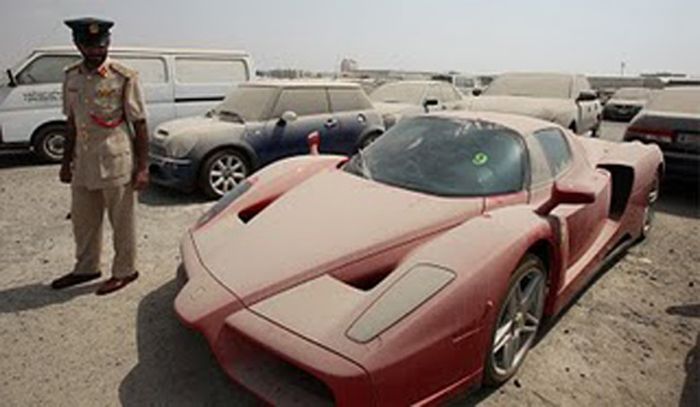 Брошенный в ОАЭ Ferrari Enzo продадут на аукционе (8 фото)