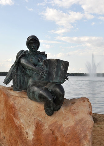 И, во-вторых: еще шедевр из Солнечногорска. Эта красотка стоит на берегу озера Сенеж. Русалка-мать зовет! Что сие должно символизировать - я без понятия. Идеи есть?