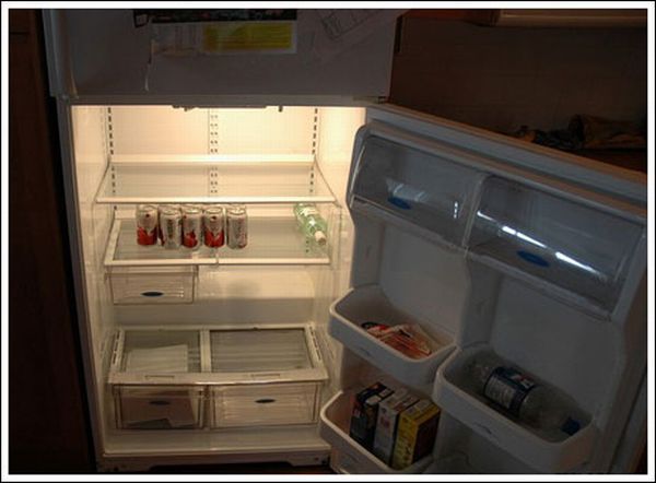 Что у холостяков в холодильниках (22 фото)