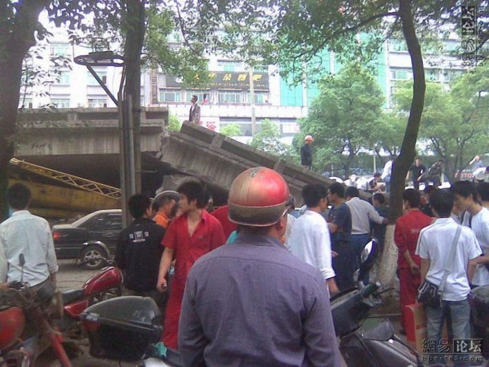 В Китае рухнула автострада (14 фото)