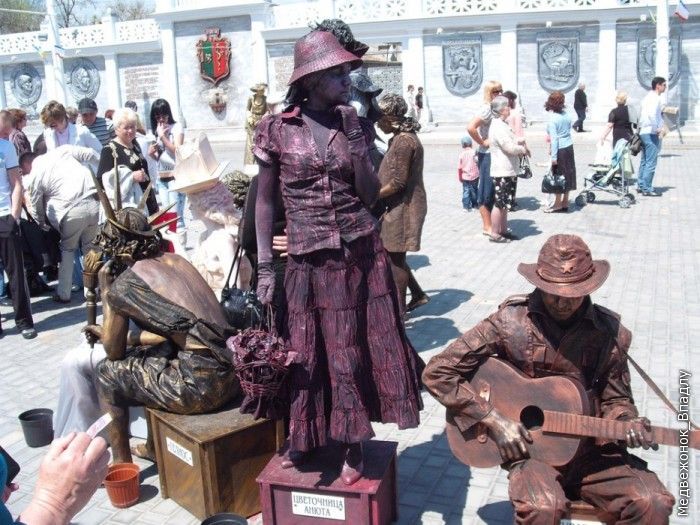 В Евпатории прошел чемпионат живых скульптур (57 фото)