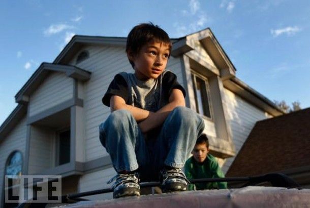 Мальчик на шаре.  15 октября 2009 года мир взволновало известие о шестилетнем мальчике Фэлконе Хине из Колорадо, унесенном самодельным воздушным шаром. Мальчику угрожала серьезная опасность, так как он мог замерзнуть или разбиться. Когда шар приземлился на одном из полей, спасатели поспешили вызволить мальчика, но не нашли его в корзине. Появилась информация, что мальчик мог выпасть из корзины во время полета. Однако, вскоре выяснилось, что мальчик жив, здоров и никуда не улетал, а все это розыгрыш, организованный родителями Фэлкона. Ранее они уже участвовали в реалити-шоу и захотели прославиться еще раз. В итоге на них было заведено уголовное дело.