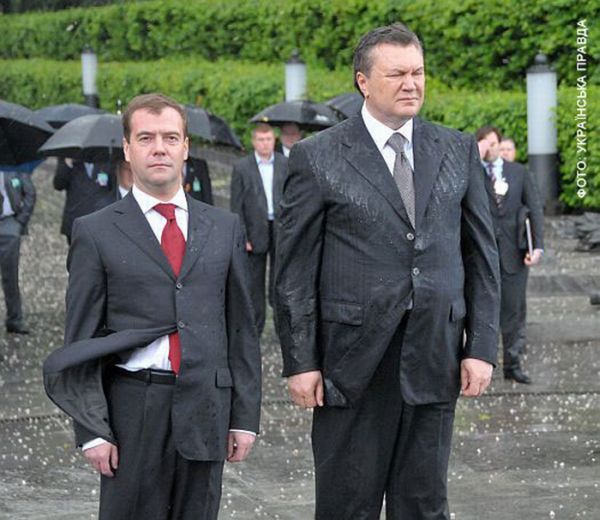 На Януковича упал венок (8 фото + видео)